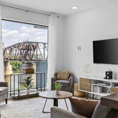 River View 2-Bedroom Apartment with Free Garage Parking