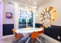 Designer Dolly Townhome - Perfect for Groups & Girls' Trips