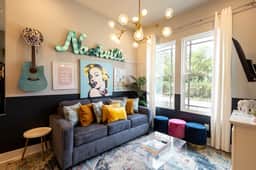 Designer Dolly Townhome - Perfect for Groups & Girls' Trips