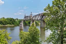 River View 2-Bedroom Apartment with Free Garage Parking