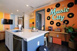The Muse Nashville Oasis: Modern 2BR | Balcony & Rooftop | Near Broadway