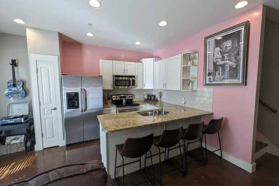 Dolly’s Dream: Pink Glam Condo | 2 Kings | Garage - Image 1