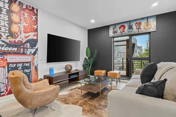 Prime Location: Downtown Nashville, Pool, Walk to Broadway - Image 1