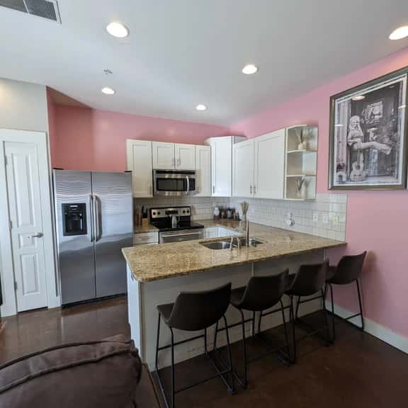 Dolly’s Dream: Pink Glam Condo | 2 Kings | Garage - Image 1
