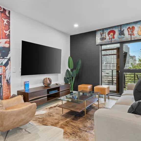 Prime Location: Downtown Nashville, Pool, Walk to Broadway - Image 1