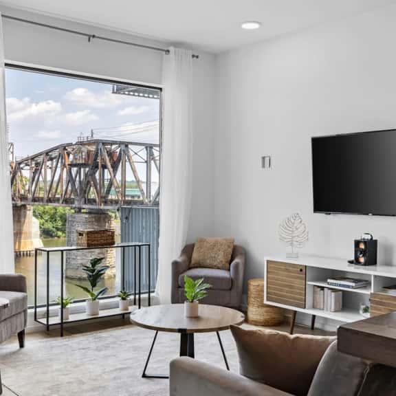 River View 2-Bedroom Apartment with Free Garage Parking - Image 1