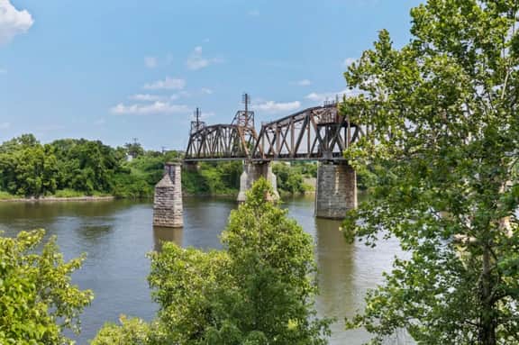 River View 2-Bedroom Apartment with Free Garage Parking