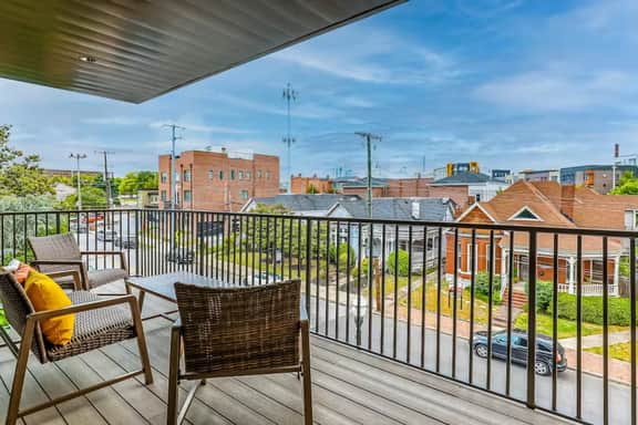The Muse Nashville Oasis: Modern 2BR | Balcony & Rooftop | Near Broadway - Image 5