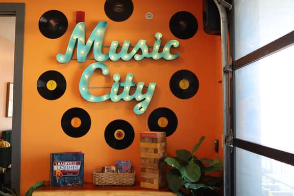 The Muse Nashville Oasis: Modern 2BR | Balcony & Rooftop | Near Broadway