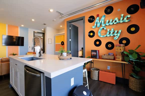 The Muse Nashville Oasis: Modern 2BR | Balcony & Rooftop | Near Broadway