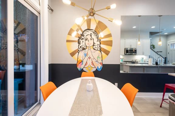 Designer Dolly Townhome - Perfect for Groups & Girls' Trips