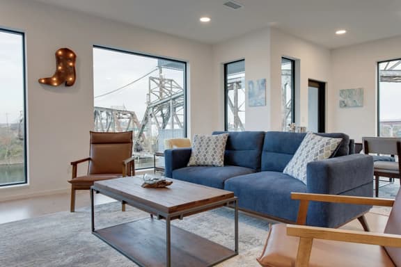 Luxury Riverfront 3BR | Walk to Nissan Stadium & Broadway | Private Garage