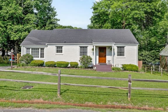 Trendy East Nashville Home | Huge Fenced Yard & Deck | 4 Free Parking Spots
